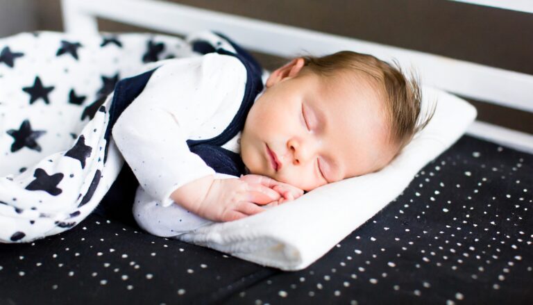 Neugeborenes schläft den ganzen Tag – Wie viel Schlaf ist gesund?