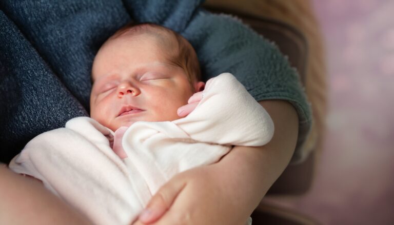 Baby schläft nur auf dem Arm ein? – Tipps zur Abgewöhnung dieses Schlafverhaltens