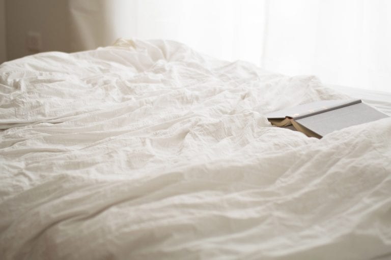 Lesen im Bett – Genieße die Abendstunden mit einem Buch im Bett