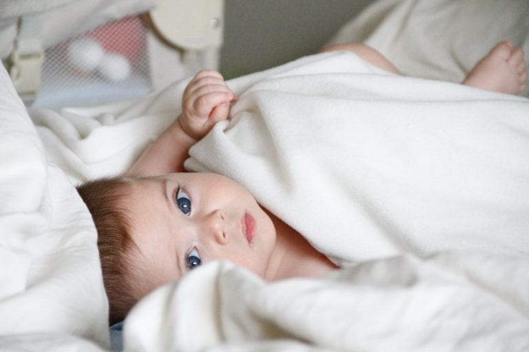 Ab wann ist die Bettdecke statt des Schlafsacks geeignet für Dein Baby?