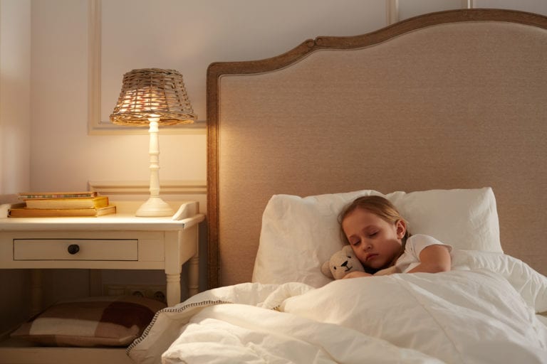 Dein Kleinkind schläft plötzlich viel – Ursachen & Gefahren