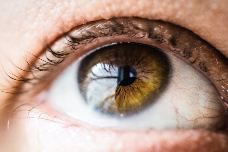 Rote Augen nach dem Schlafen – Ursachen & Behandlung