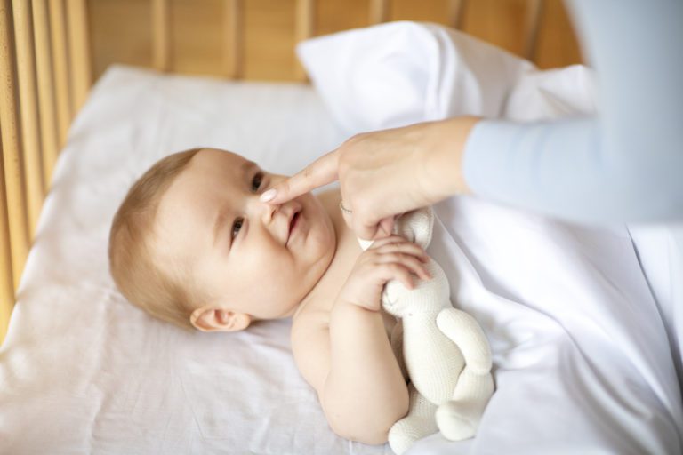 Baby schlafen lassen oder wecken – Wann ist es angebracht den Schlaf zu unterbrechen?
