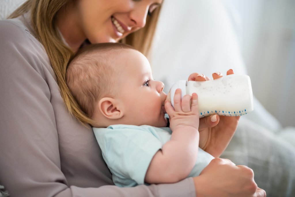 Baby-trinkt-Milch